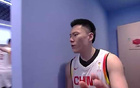 男篮更衣室画面曝光：郭士强没笑，崔永熙乐开花，他俩说起悄悄话